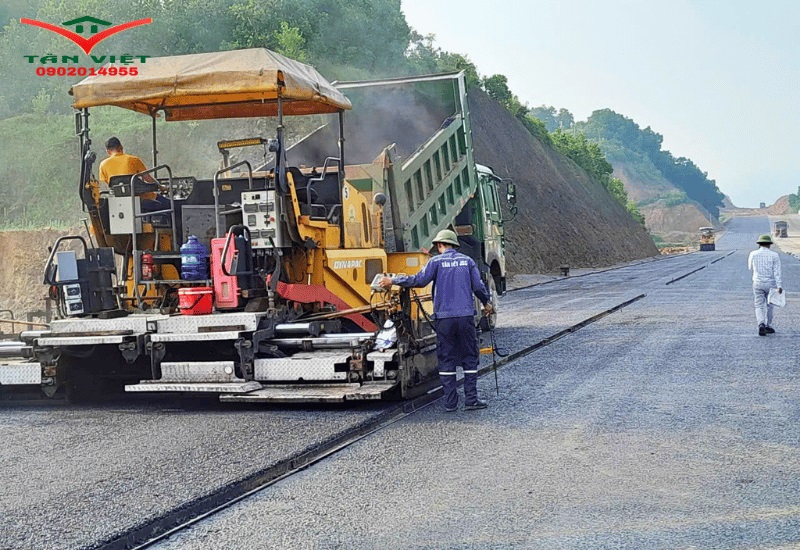 ky-thuat-vien-tan-viet-hieu-chinh-he-thong-cam-bien-xe-rai-tham