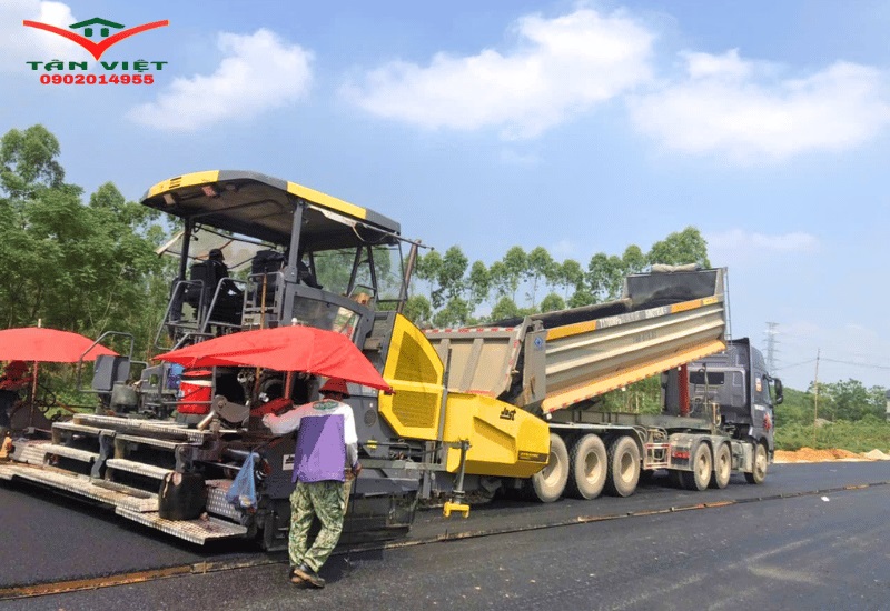 so-sanh-xe-rai-banh-xich-va-banh-lop